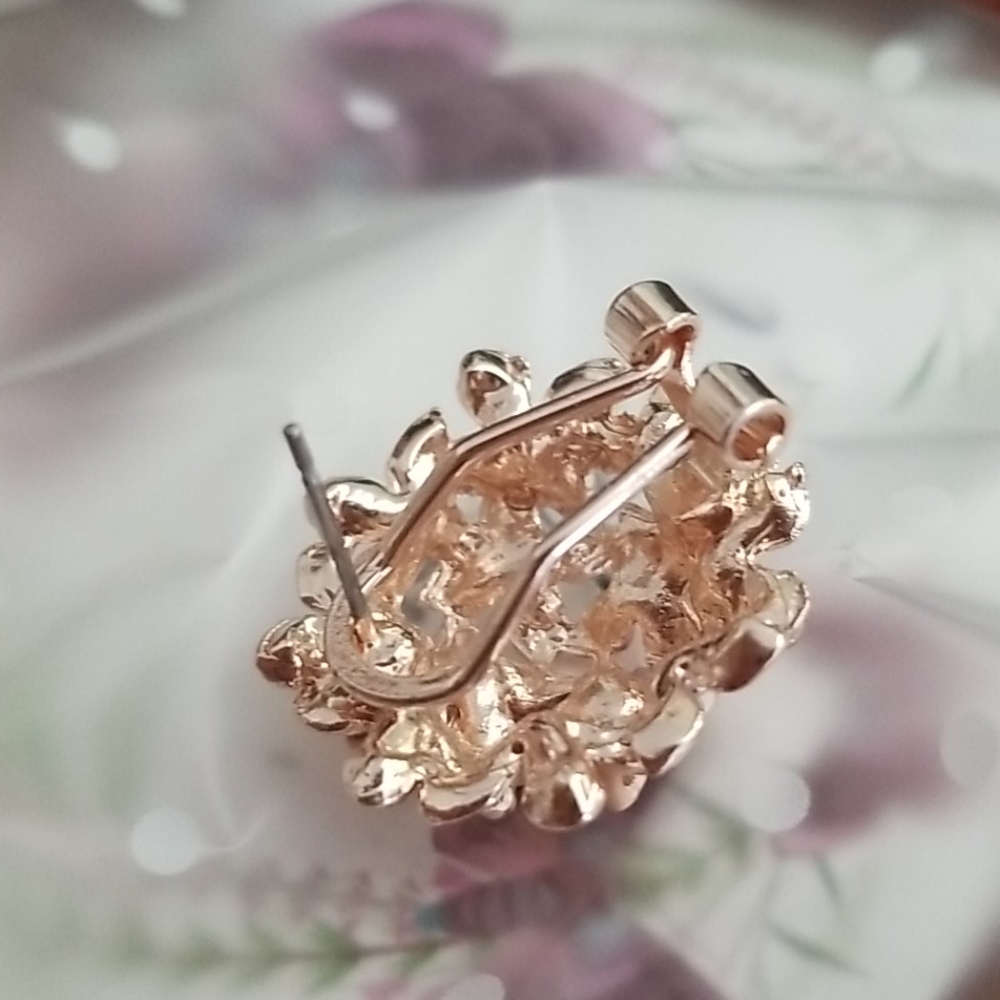 Relisted♡Ella♡ Floral Post Earrings - Picture 5 of 5